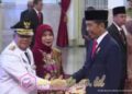 Caption: Presiden Jokowi melantik Gubernur Riau Edy Natar Nasution, Senin (27/11/2023) di Istana Negara. (Foto: Yanto Budiman.)