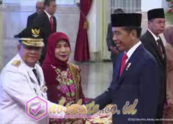 Caption: Presiden Jokowi melantik Gubernur Riau Edy Natar Nasution, Senin (27/11/2023) di Istana Negara. (Foto: Yanto Budiman.)