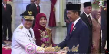 Caption: Presiden Jokowi melantik Gubernur Riau Edy Natar Nasution, Senin (27/11/2023) di Istana Negara. (Foto: Yanto Budiman.)