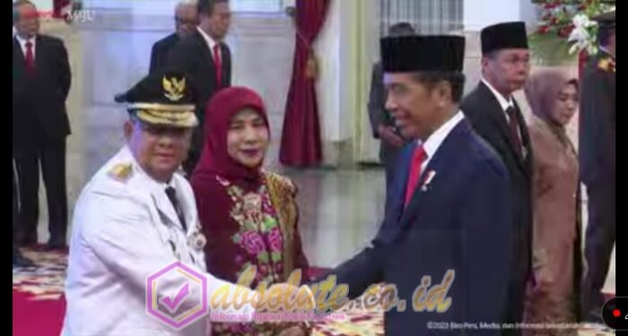 Caption: Presiden Jokowi melantik Gubernur Riau Edy Natar Nasution, Senin (27/11/2023) di Istana Negara. (Foto: Yanto Budiman.)