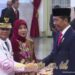 Caption: Presiden Jokowi melantik Gubernur Riau Edy Natar Nasution, Senin (27/11/2023) di Istana Negara. (Foto: Yanto Budiman.)