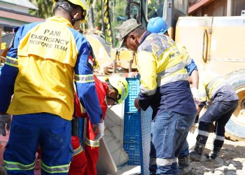 Merdeka Gold Resources Bantu Perbaikan Pipa Air Minum