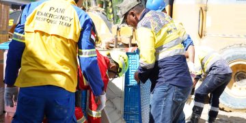 Merdeka Gold Resources Bantu Perbaikan Pipa Air Minum