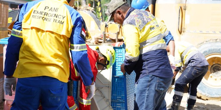 Merdeka Gold Resources Bantu Perbaikan Pipa Air Minum