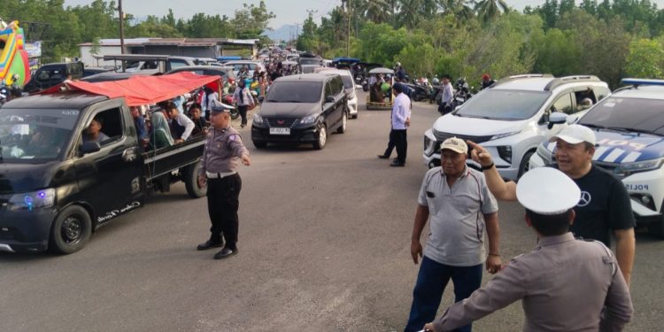 Antusiasme Hari Raya Ketupat, Pantai Pohon Cinta Dipadati Pengunjung