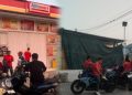 Akibat Tunggakan Sewa Lahan, Alfamart di Desa Teratai Disegel, Karyawan Terlihat Terlantar di Depan Gerai
