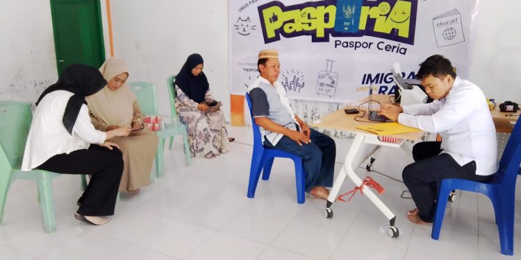 Imigrasi Pohuwato Jemput Bola Layani Pengurusan Paspor di Paguat, Mayoritas untuk Umrah